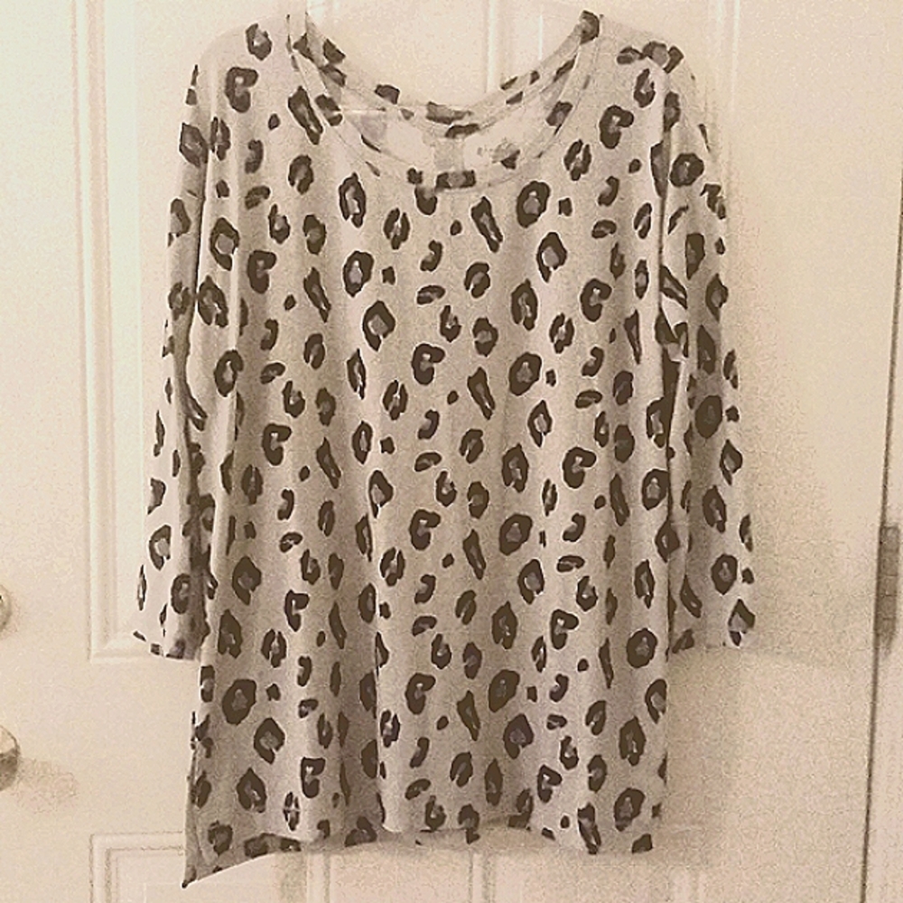 WOMEN'S LONG SLEEVE SHIRT WITH LEOPARD PRINT EUC Size XL